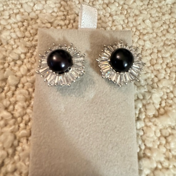 Never worn. Sunburst style with cubic zirconia. Real black freshwater dyed pearl - Picture 4 of 5